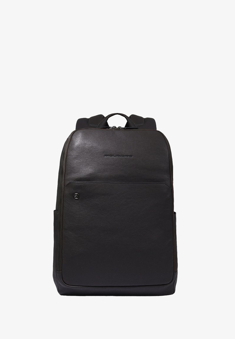 Zwarte leren rugzak met een gladde textuur, gewatteerde schouderriemen, een handvat aan de bovenkant en een voorvak met rits voor opslag. Simpel, rechthoekig ontwerp.