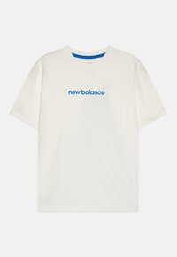 Tricou alb cu mânecă scurtă, având textul „new balance” de culoare albastră centrat pe piept și un detaliu albastru la gulerul interior.