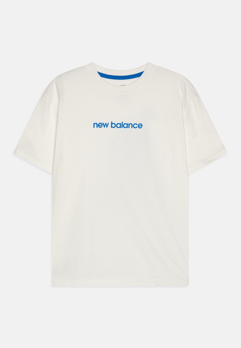 Tricou alb cu mânecă scurtă, având textul „new balance” de culoare albastră centrat pe piept și un detaliu albastru la gulerul interior.