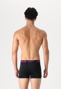 Nike Underwear ESSENTIAL TRUNK 3 PACK - Boxerbriefs - vivid grape/cool grey/black