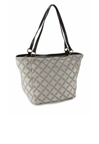 Twee-kleurige draagtas van beige textuurstof met geometrisch patroon en bruine leren hengsels. Ruimtelijk ontwerp met ritssluiting.