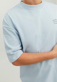 Jack & Jones JPRBLAKAM SUMMER BRANDING  SS O-NECK - Nyomott mintás póló - cashmere blue