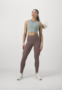 Girlfriend Collective DYLAN - Športová podprsenka so strednou podporou - agave