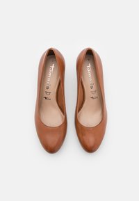 Paire de ballerines rondes en cuir marron pour femmes, taille 37, marquées Tamaris, vues de dessus sur fond blanc.