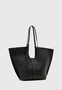 Černá kožená kabelka s širokým otevřeným tvarem a protáhlými ušima. Má centrální šev a hladkou texturu s minimalistickým designem.