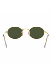 Occhiali da sole ovali con lenti verde scuro, montatura in metallo dorato, poggiap nose trasparenti e tempie di tono argentato, caratterizzati da un design elegante e minimalista.