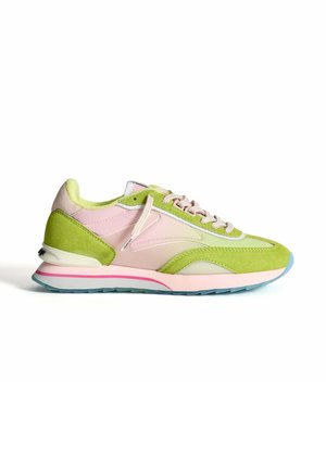 Sneaker met groene suède en roze mesh panelen, met een gestructureerd oppervlak, lichtroze zool en blauwe accenten op de buitenzool.