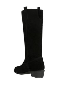 Stivale in camoscio nero all'altezza del ginocchio, con punta arrotondata, tacco piatto e toppini laterali, caratterizzato da una superficie liscia e dettagli di cucitura minimi.