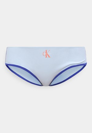 Bas de bikini pour femmes bleu clair avec bordure bleu foncé et logo Calvin Klein en orange et blanc au centre avant.