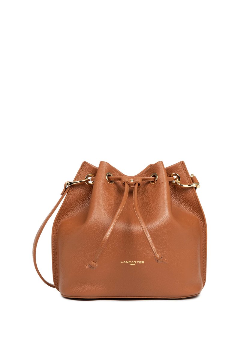 Borsa a secchiello in pelle marrone con una finitura testurizzata, chiusura con cordoncino e dettagli in metallo dorato. Presenta un logo impresso sul davanti.