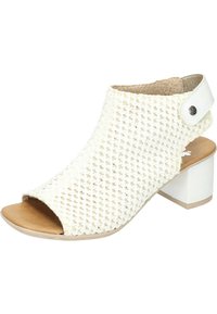 Chaussure ouverte en tissu tissé blanc avec un talon bloc, dotée d'une fermeture à pression sur le côté et d'une semelle intérieure lisse couleur caramel. Accentuée d'une semelle de couleur claire.