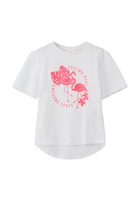 Witte t-shirt met korte mouwen, versierd met een roze afbeelding van twee flamingo's en tropische bladeren, met de tekst "Voel me vandaag nog geweldige".