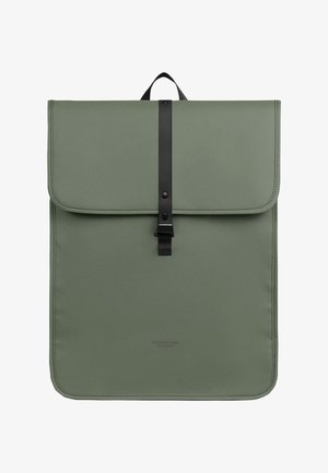 Olive zöld hátizsák téglalap alakú, fekete pántos záródással és texturált felülettel. Jellemzője a felső fogantyú és a minimális márkázás.