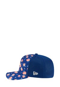 Blaue Kappe mit einem blumigen Pfirsichmuster auf der Vorderseite, Netzrücken und einem weißen gestickten Logo an der Seite. Strukturierte Form.