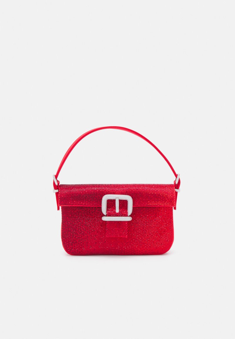 Rød håndtaske med en skinnende overflade, rektangulær form og et fremtrædende sølv spænde. Justerbar rem og glat finish.