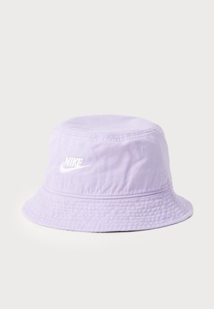 Pălărie de tip bucket de culoare mov, fabricată dintr-un material moale cu o textură canelată, având un logo alb Nike brodat pe partea din față.