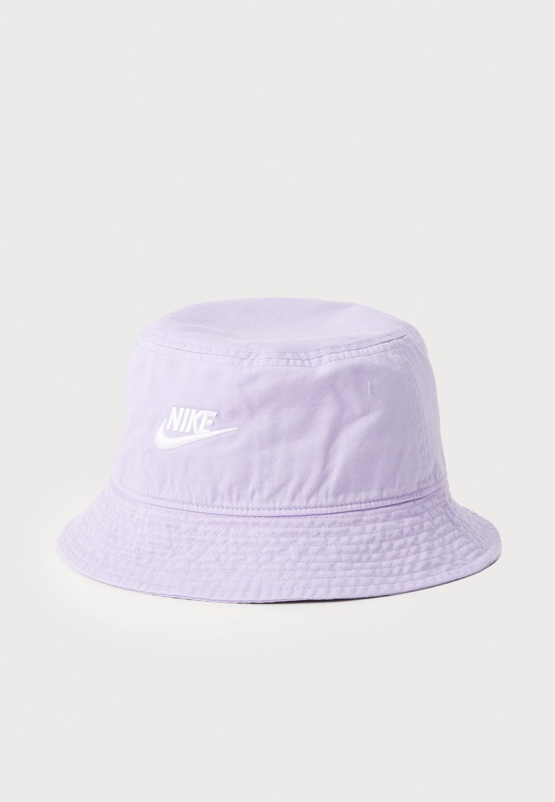 Fialová kšiltovka z měkké látky s žebrovanou strukturou, na přední straně s vyšitým bílým logem Nike.