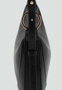 Bolso de mano de cuero negro con superficie texturizada, que presenta un acento dorado en un lado y una forma estructurada. Asa única unida con tachuelas.