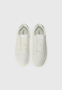 Weiße Ledersneaker mit weicher Textur, runder Zehenpartie und flachen Schnürsenkeln. Verfügt über dezente graue Akzente an der Ferse und Branding innen.
