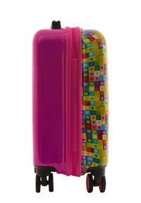 Hård resväska med en glansig rosa yta och ett färgglatt geometriskt mönster på en sida. Har fyra svarta hjul och dragkedjestängning.