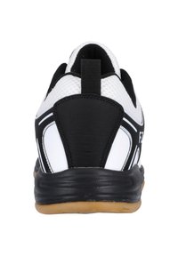 Mustat ja valkoiset urheilukengät, joissa on verkkovuori, kumipohja, takana vetonauha ja teksturoituja yksityiskohtia. Hunajanvärinen ulkopohja tarjoaa pitoa.