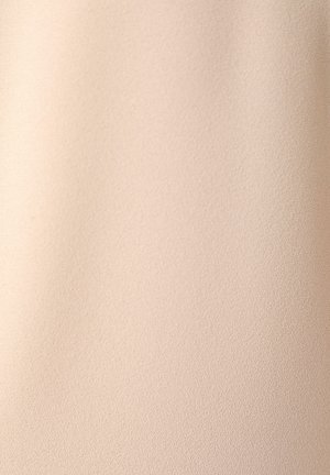 Bēša gluda auduma ar mīkstu tekstūru un smalku austā rakstu, vienmērīgi apgaismots ar maigām ēnām.