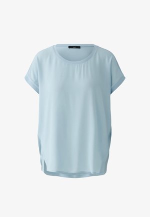 Lichtblauwe blouse met korte mouwen, een ronde hals en een licht afgeronde zoom, voorzien van kleine zijslitjes en een losse pasvorm.