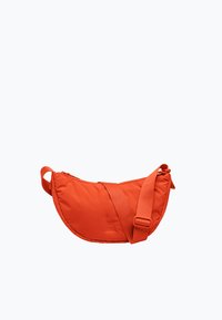 Orange korsformet skuldertaske med justerbar rem og lynlåslukning på toppen, lavet af glat, polstret stof.
