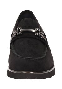 Zwarte suède instappers hebben een rond punt, een metalen accent over de voorkant en een gestructureerde rubberen zool. Over het geheel heeft het een gladde afwerking.