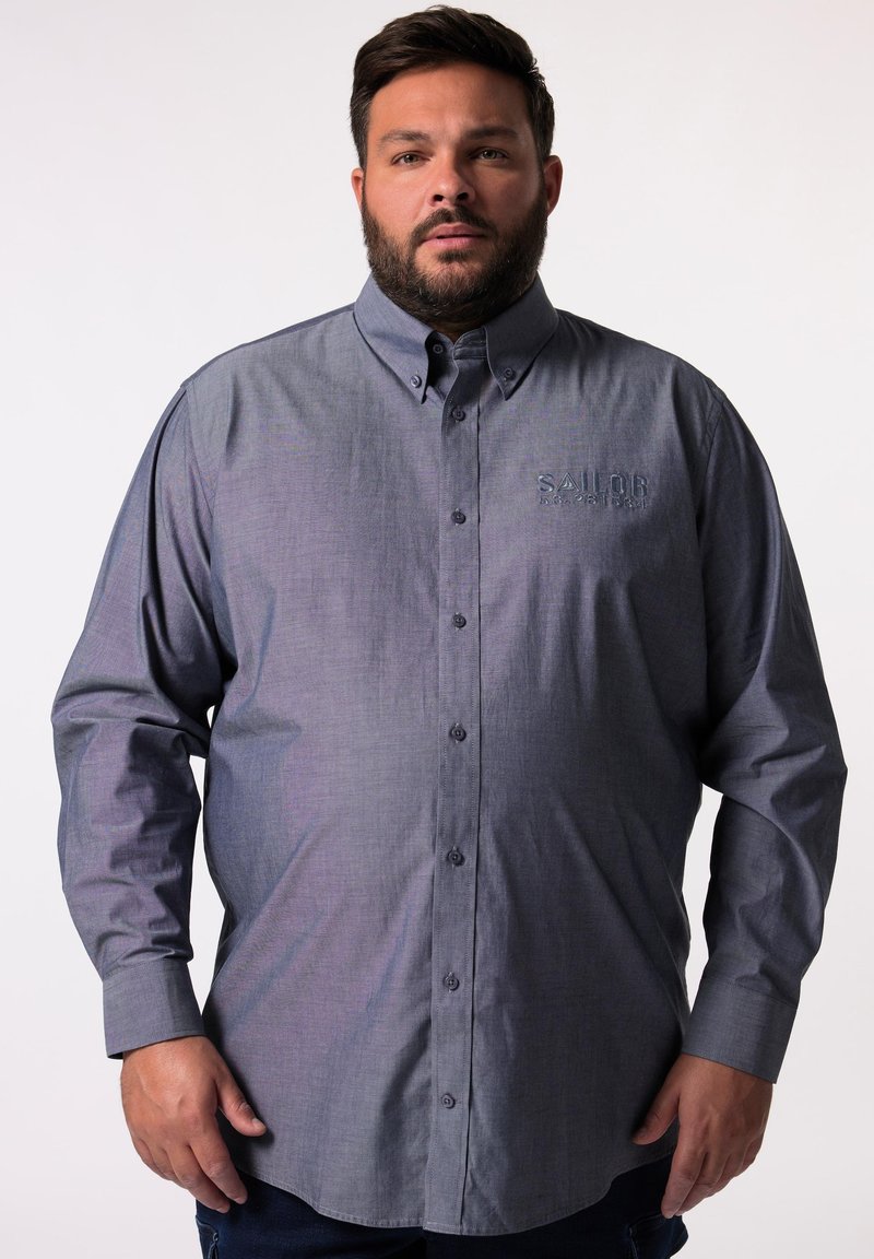 Camisa de botones de manga larga en tejido gris oscuro, con un cuello clásico y detalle bordado de "SAILOR" en el pecho.
