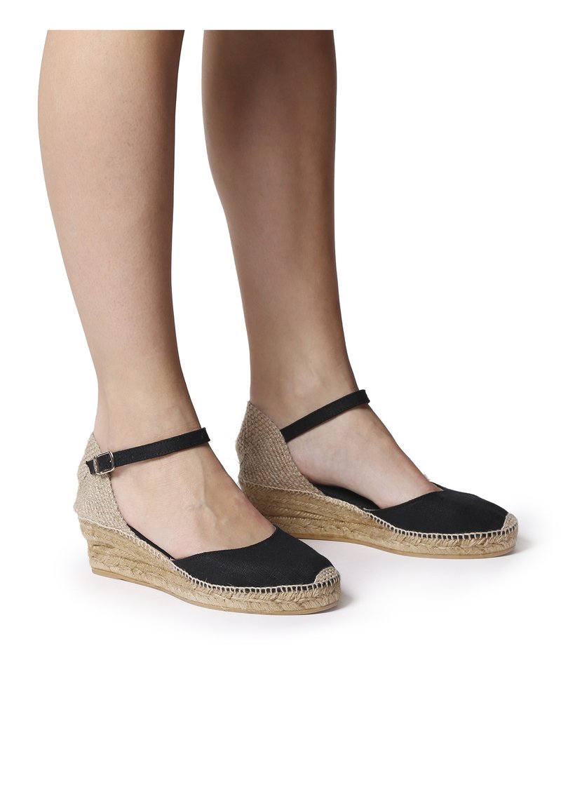 Černé plátěné espadrilky s pleteným juty klínem a kotníkovými pásky, s zaoblenou špičkou a texturovaným svrchním designem.