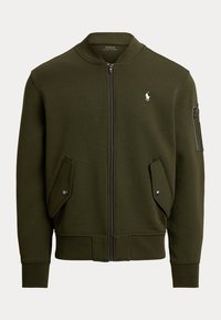 Tume roheline bomber-tüüpi lukustatav jakk, millel on kaks trukkidega klapiga taskut, lukuga varrukatasku ja väike valge Polo Ralph Laureni logo rinnal.