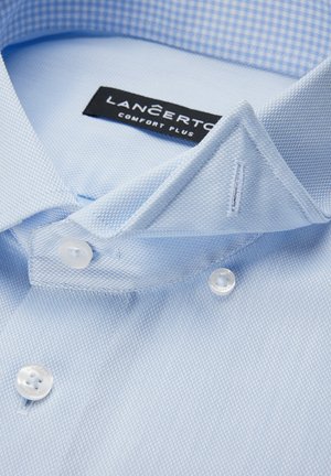 Jasnoniebieska koszula w kratę z kołnierzykiem na guziki, białymi guzikami i gładką fakturą materiału. Metka z napisem "Lancerto Comfort Plus".