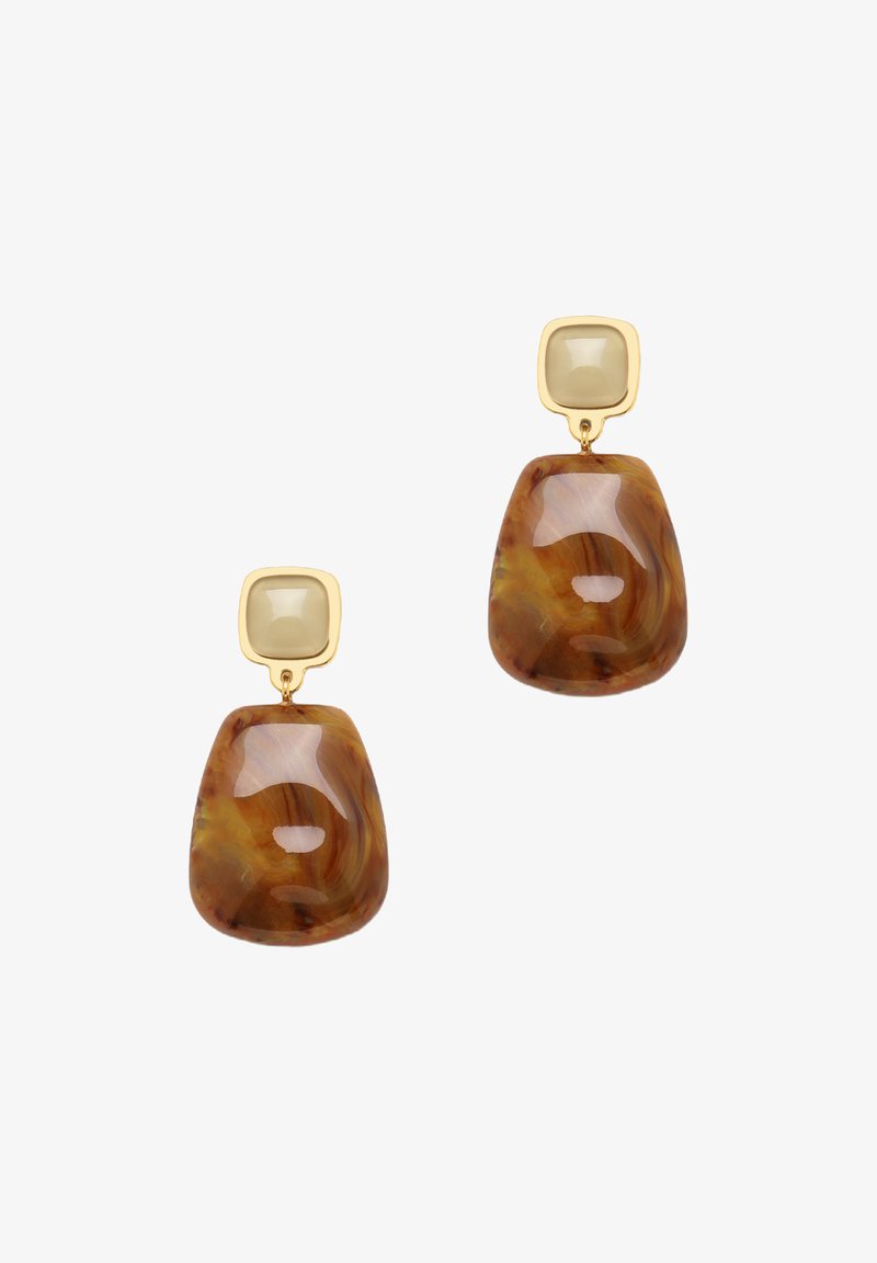 Rudos marmuru primenančių dervos auskarai su kvadratiniu šviesiai beige viršumi, aukso tonų detalėmis ir blizgiu apdaila, turintys organišką, sklandžią formą.