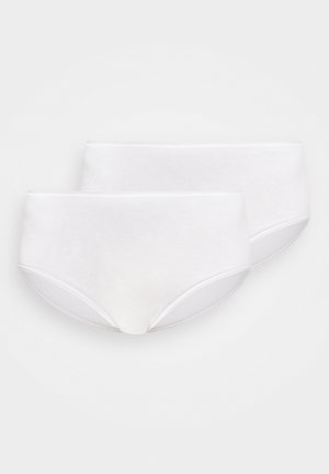 Mutande bianche di cotone, con una texture liscia, design a vita bassa e senza motivi, con due paia esposti affiancati.