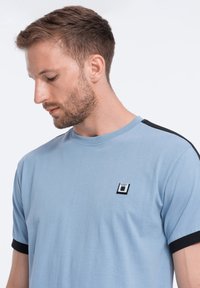 Ombre WITH CONTRASTING - Jednoduché tričko - blue