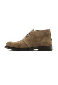 Stivali chukka in suede marrone con punta rotonda, due occhielli per lacci e suola piatta in gomma. La scarpa presenta una texture liscia e un design minimalista.