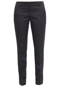 Pantalon noir avec un motif texturé ressemblant à de petites gouttes, coupe slim, tissu lisse et taille plate sans fermetures visibles.
