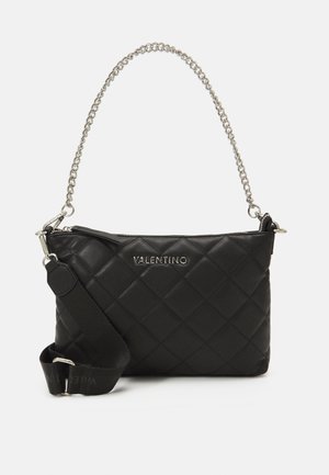 Bolso de hombro acolchado negro de Valentino con asa de cadena plateada y correa de tela desmontable, cierre de cremallera en la parte superior.