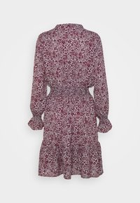 Röd blommig klänning med långa ärmar, tätsam midja och ett lager på lager kjol. Tillverkad i lätt tyg med en mjuk textur.