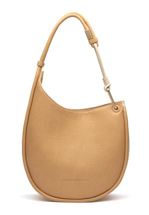 Borsa a tracolla in pelle a forma di mezzaluna, con tracolla regolabile e sobria goffratura del marchio sulla parte anteriore.