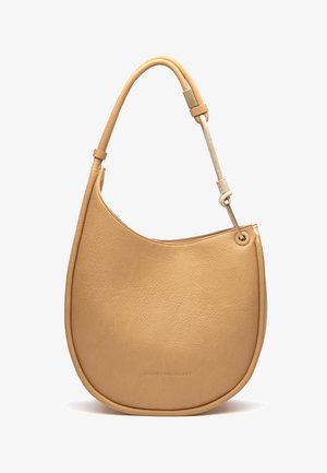 Tan halvemaanvormige leren schoudertas met verstelbare riem en subtiele merkembossing aan de voorkant.
