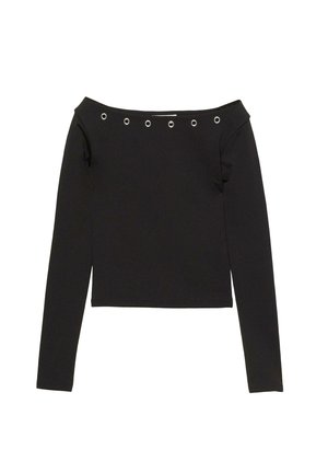 Musta pitkähihainen yläosa olkapäät paljastavalla designilla, jossa on hopeiset nepparit kaula-aukon ympärillä ja vartalonmyötäinen malli.