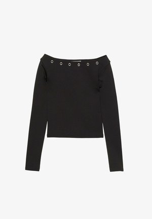 Musta pitkähihainen yläosa olkapäät paljastavalla designilla, jossa on hopeiset nepparit kaula-aukon ympärillä ja vartalonmyötäinen malli.