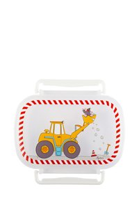 Weiße Brotdose mit rotem gestreiften Rand, die ein Cartoon-Bild eines gelben Lkw zeigt, der einen Maulwurf anhebt, der Kies verschüttet, neben einer Schaufel und einem Verkehrshütchen.