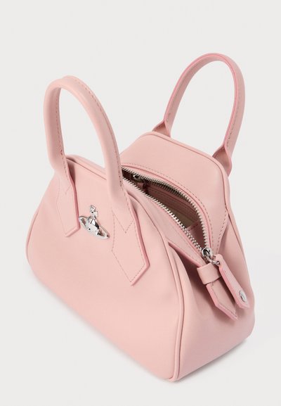 Ροζ δερμάτινη τσάντα χειρός με διπλές πάνω λαβές, κλείσιμο με φερμουάρ, διακοσμητικά σε σχήμα διαμαντιού και ασημένια μεταλλικά στοιχεία. Λείο ύφασμα, δομημένος σχεδιασμός.