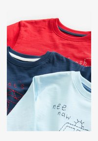 Niewybrane, red navy blue vehicle