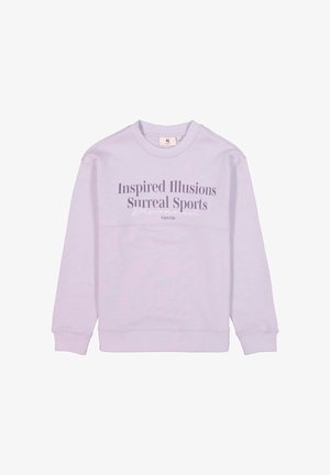 Sweat-shirt lavande à col rond, manches longues, avec un texte imprimé en différentes polices : "Inspired Illusions Surreal Sports Disconnect Garcia."