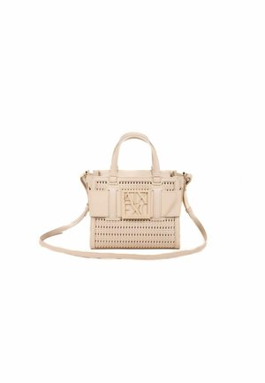 Bolso de mano beige con patrón tejido texturizado, acentos sintéticos suaves, doble asa y una correa de hombro ajustable. Presenta un detalle de logo en la parte frontal.