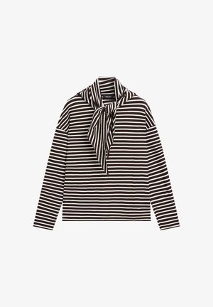 Top a maniche lunghe a righe orizzontali bianche e nere con collo a sciarpa annodato, disteso su uno sfondo bianco.